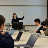 『生成AIを活用した卒業論文添削システムの実証実験』の様子を大学Webサイトに掲載していただきました